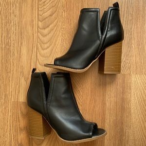 Peep toe black chunky heels